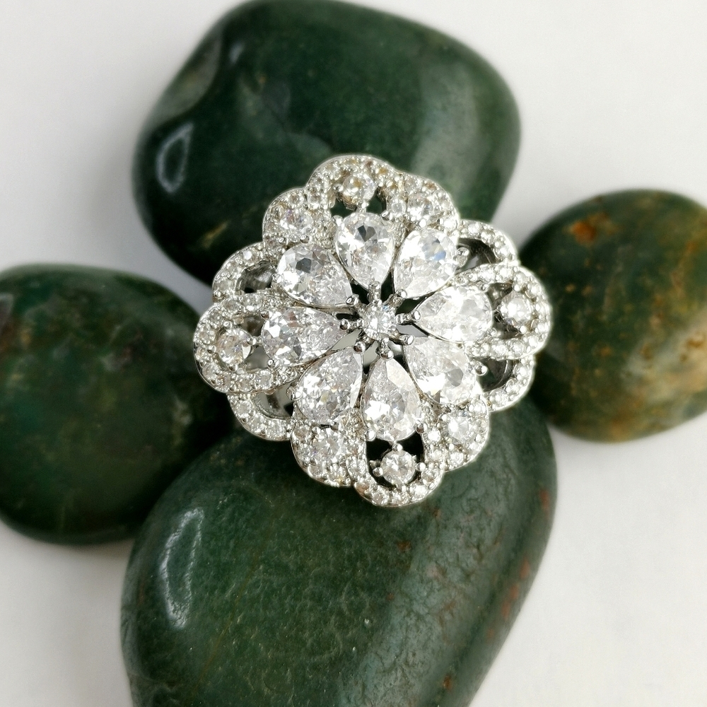 CZ cocktail ring in 14k white gold size 7 🆕